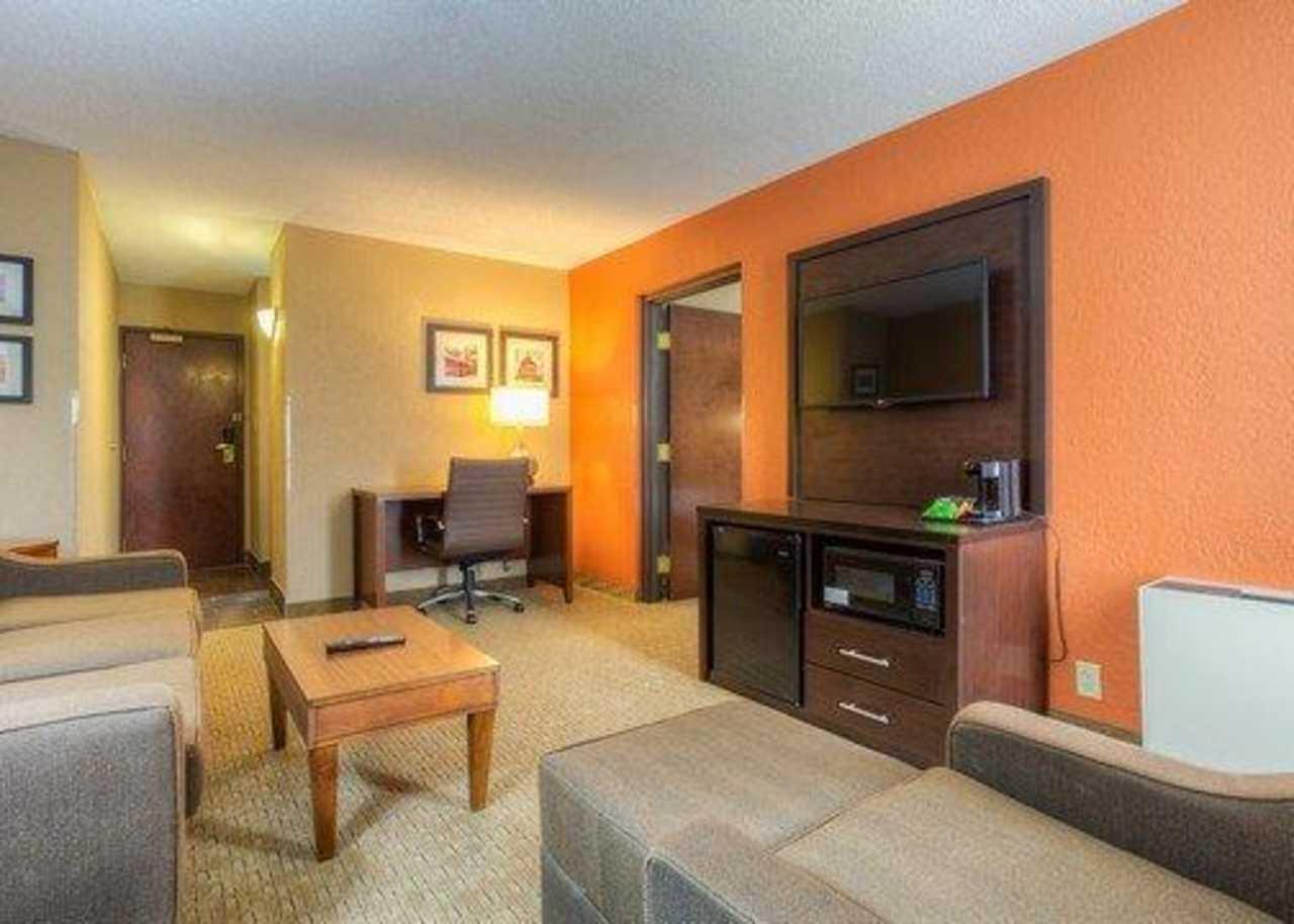 Comfort Inn & Suites Evansville Airport Exterior photo