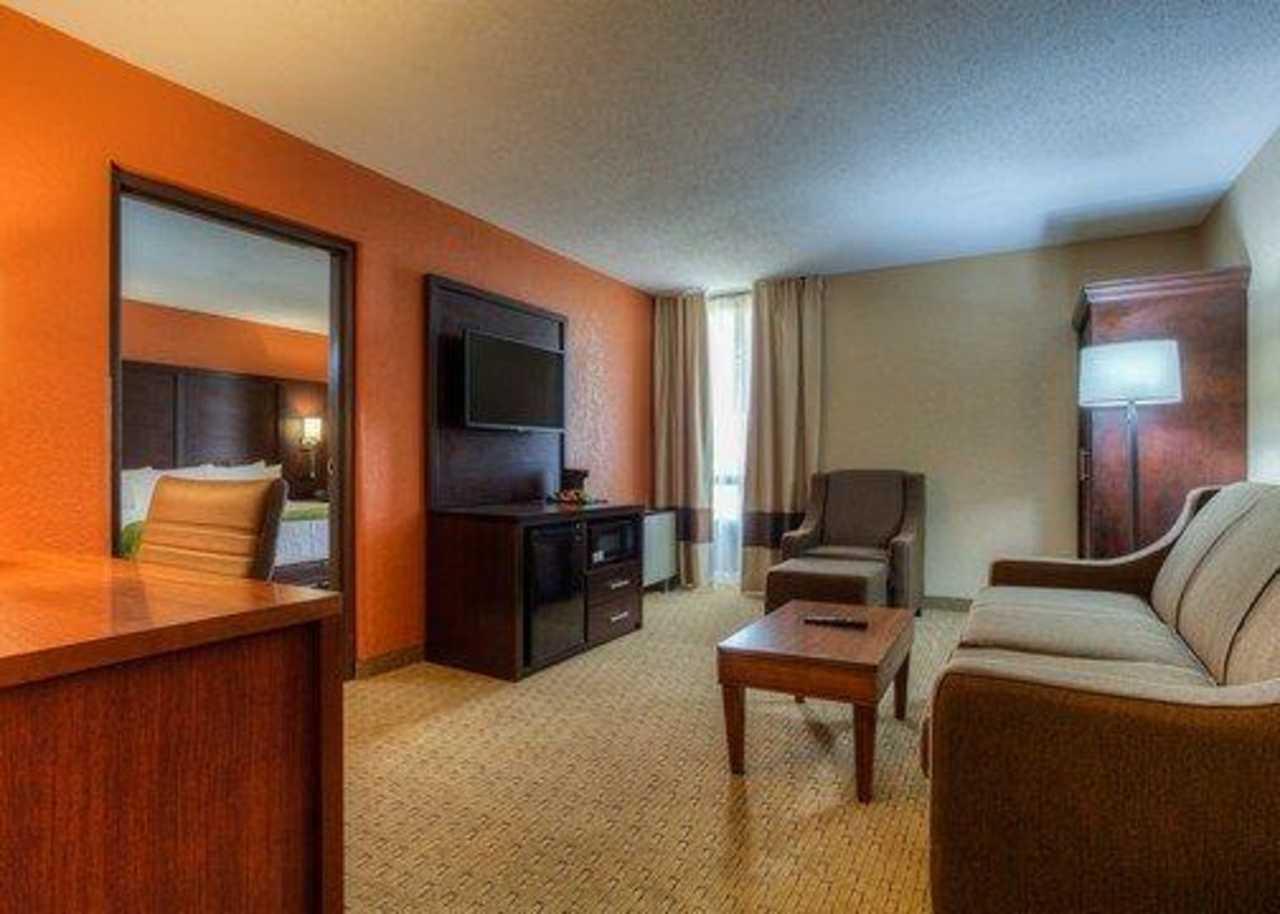 Comfort Inn & Suites Evansville Airport Exterior photo