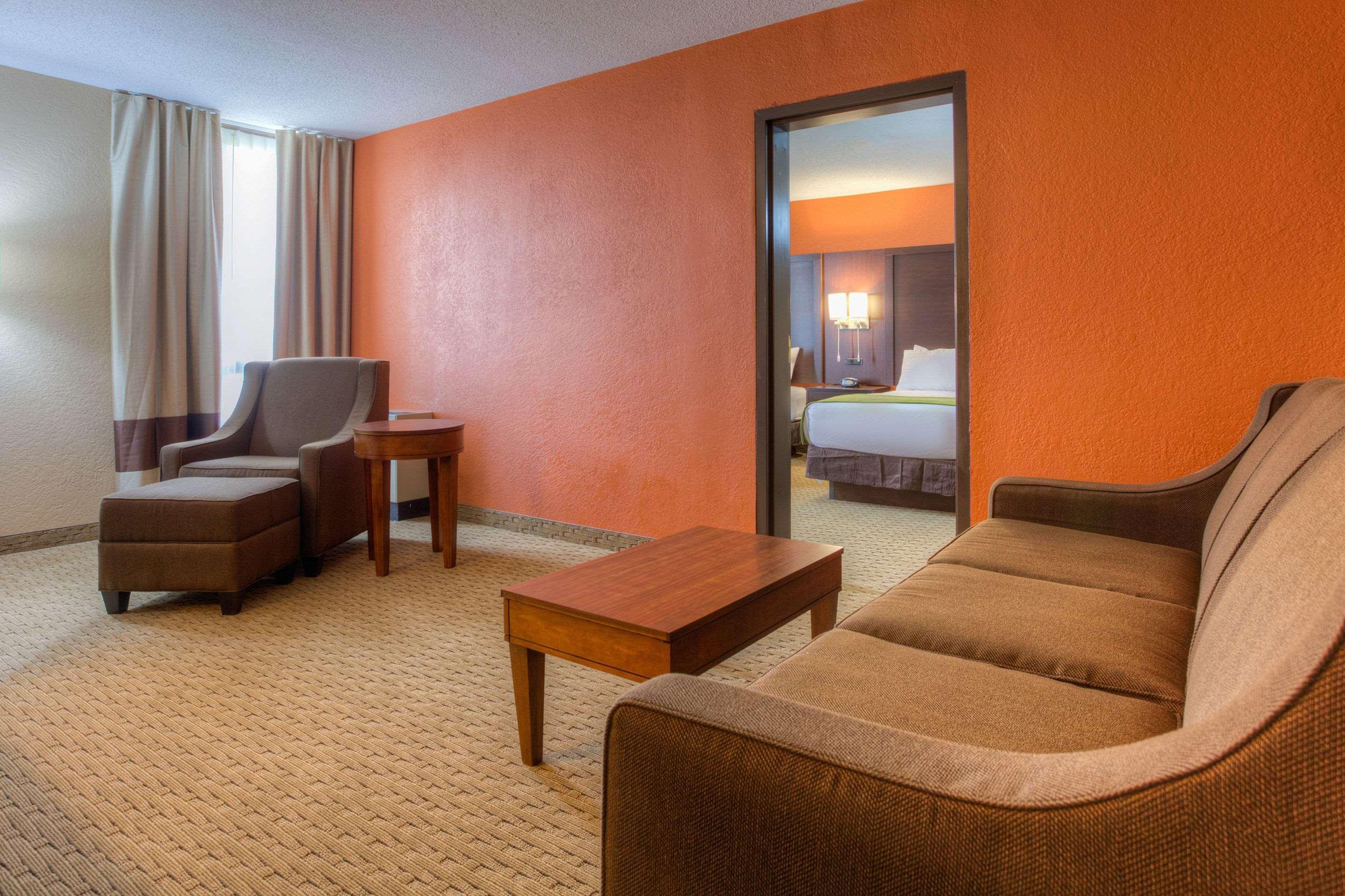 Comfort Inn & Suites Evansville Airport Exterior photo