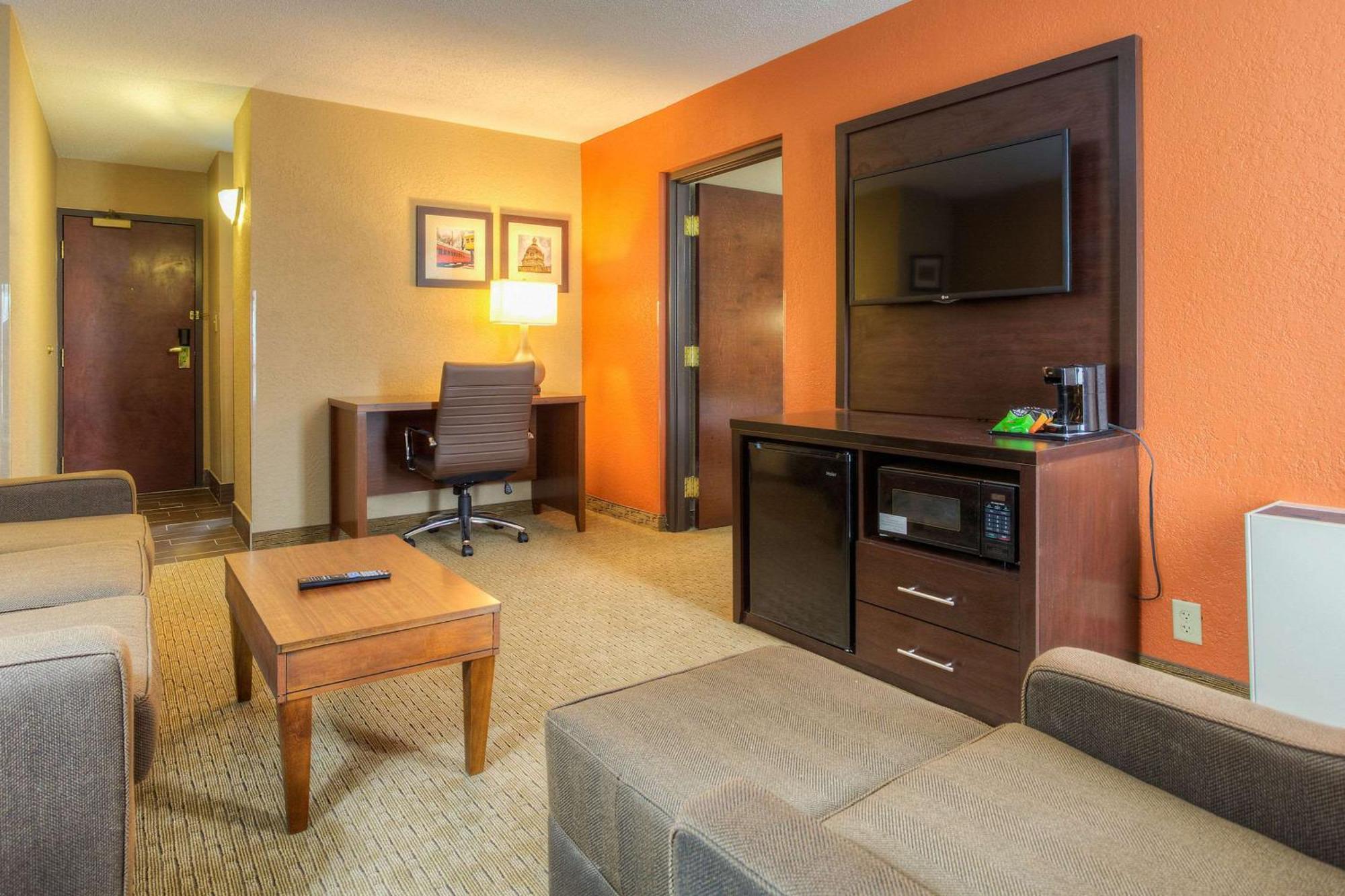Comfort Inn & Suites Evansville Airport Exterior photo