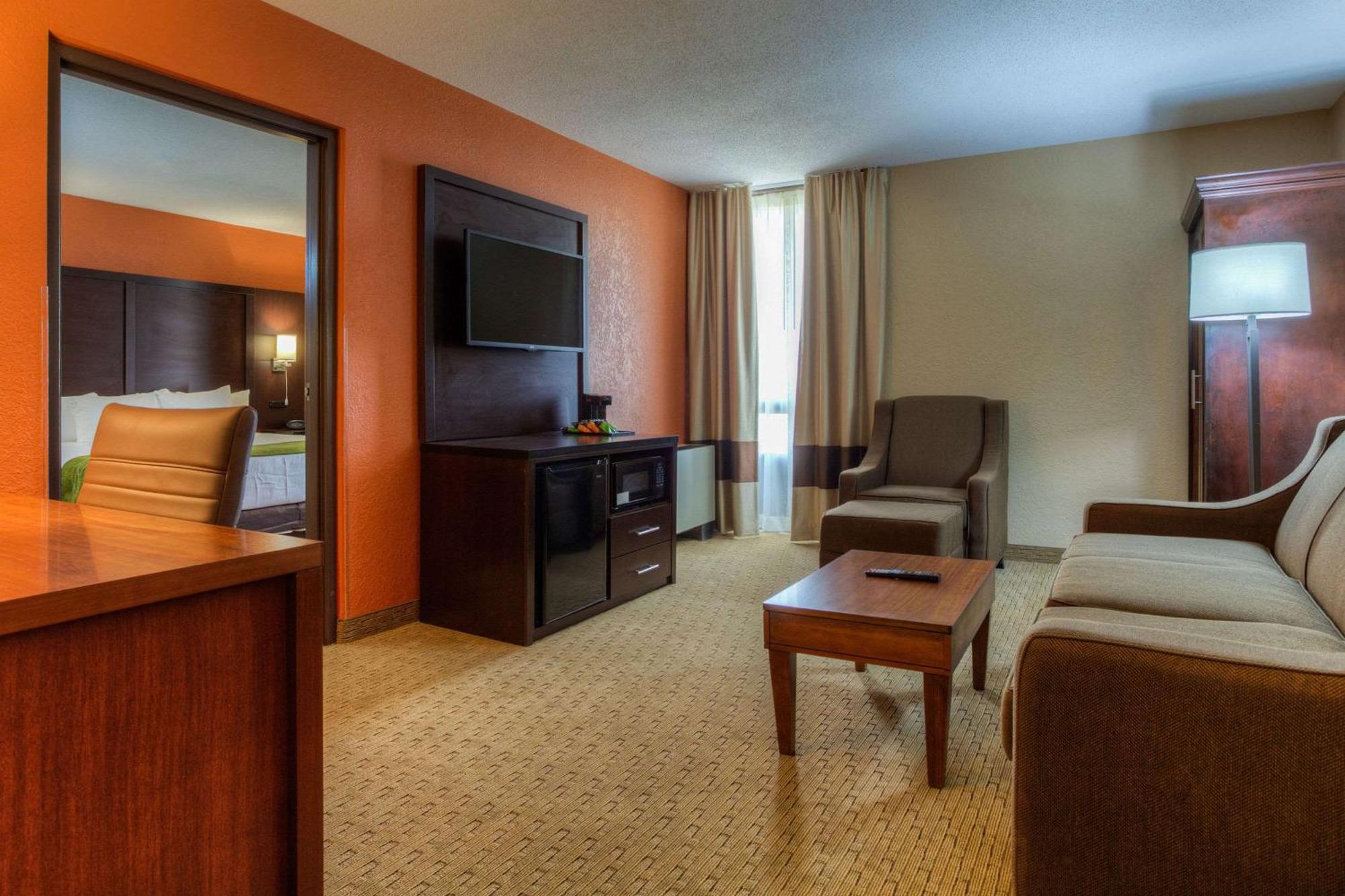 Comfort Inn & Suites Evansville Airport Exterior photo